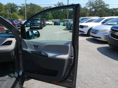 Used 2017 Toyota Sienna LE AWD/4WD image 25