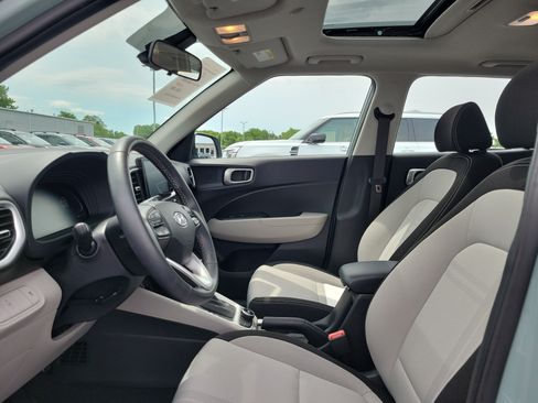 Used 2025 Hyundai Venue SEL FWD image 15