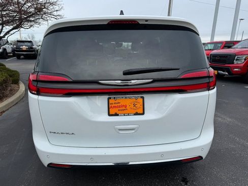 Used 2024 Chrysler Pacifica Touring-L image 4