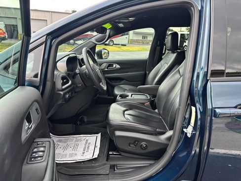 Used 2023 Chrysler Pacifica Touring-L w/ S Appearance Package FWD image 9