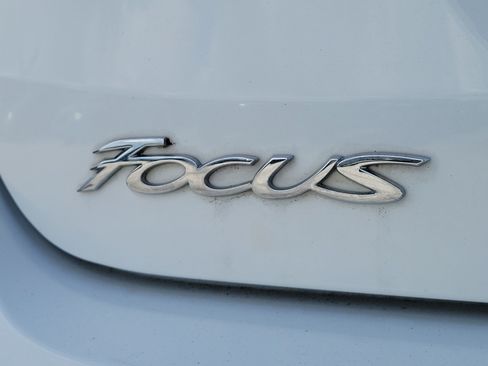 Used 2018 Ford Focus SE w/ SE Appearance Package FWD image 10