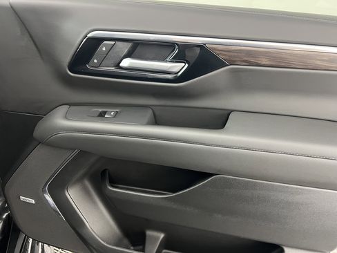 Used 2025 Chevrolet Suburban LT w/ Comfort Package image 26