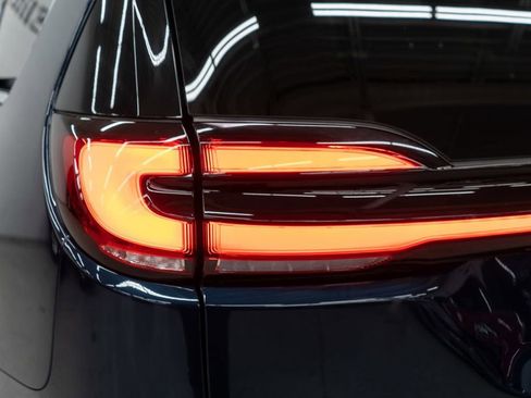 Used 2022 Chrysler Pacifica Limited w/ Uconnect Theater Family Group image 46