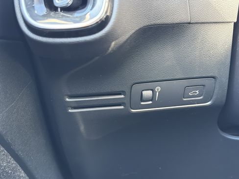 Used 2021 Volvo XC40 T5 R-Design w/ Climate Package image 22