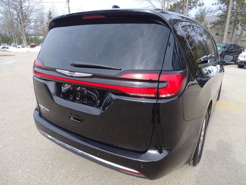 Used 2024 Chrysler Pacifica Touring-L image 9
