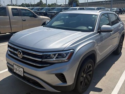 Used 2022 Volkswagen Atlas Cross Sport SE FWD image 1