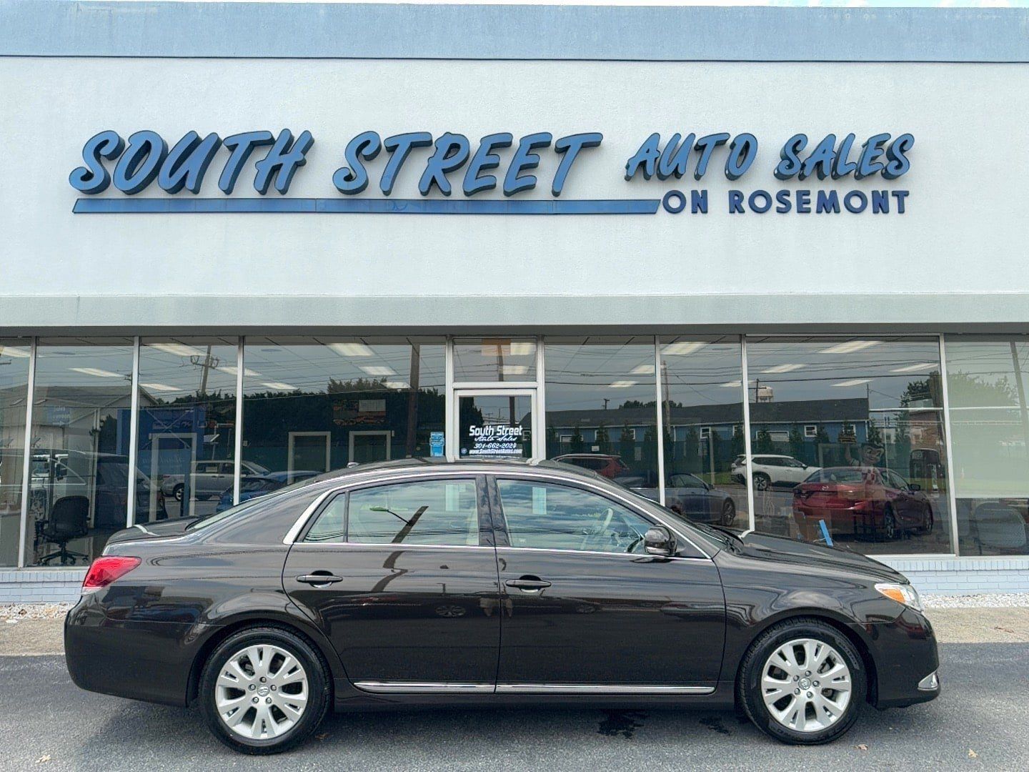 Used 2011 Toyota Avalon FWD image 1