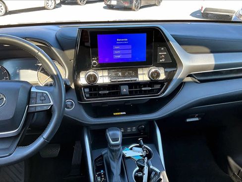 Certified 2024 Toyota Highlander XLE image 7