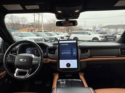 Certified 2023 Ford Expedition Platinum image 3