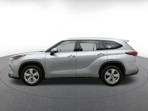 Used 2025 Toyota Highlander LE FWD image 4