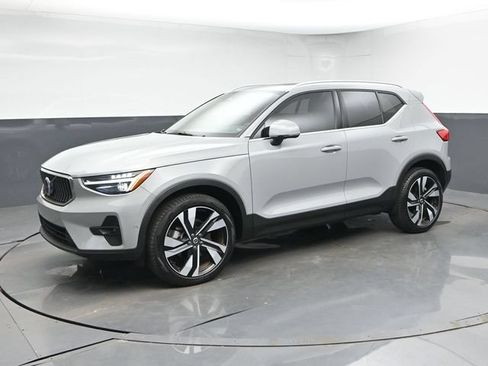 Used 2024 Volvo XC40 B5 Plus w/ Protection Package Premier AWD/4WD image 4