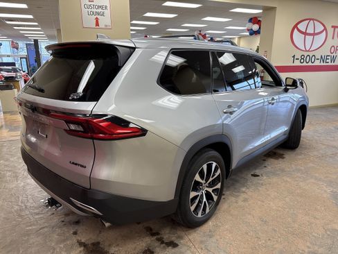 Used 2024 Toyota Grand Highlander AWD Hybrid image 9