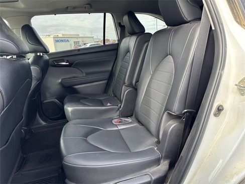 Used 2022 Toyota Highlander XLE image 13