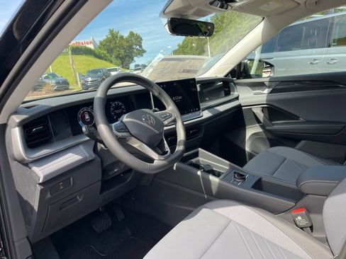 New 2025 Volkswagen Tiguan SE image 6