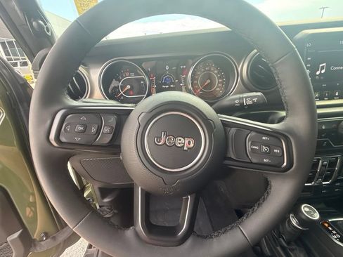 Used 2023 Jeep Gladiator Sport AWD/4WD image 15