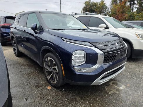Used 2024 Mitsubishi Outlander SE image 1