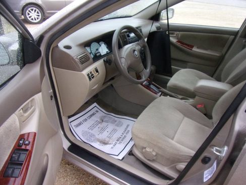 Used 2003 Toyota Corolla LE FWD image 3