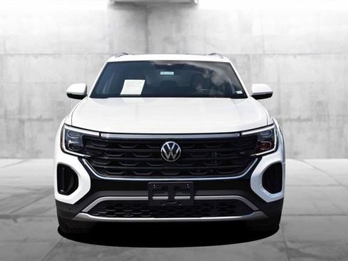 Used 2025 Volkswagen Atlas Cross Sport SE w/ Panoramic Sunroof Package FWD image 4
