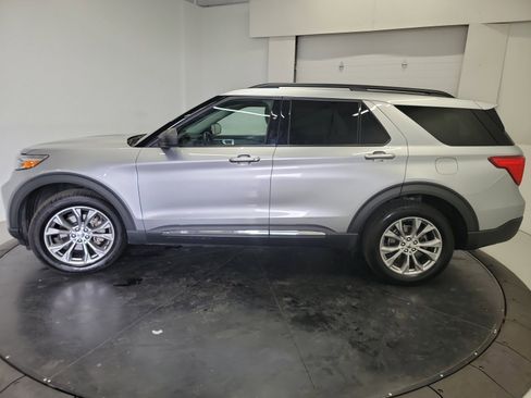 Used 2021 Ford Explorer XLT w/ Equipment Group 202A AWD/4WD image 4