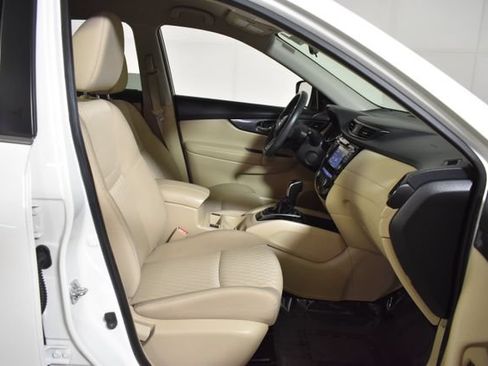 Used 2017 Nissan Rogue SV w/ SV Premium Package FWD image 36