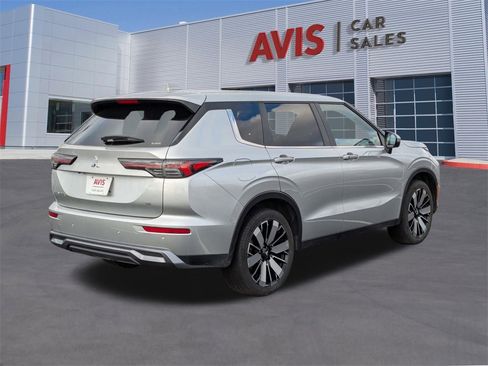 Used 2025 Mitsubishi Outlander SE image 6