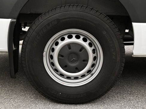 Used 2022 Mercedes-Benz Sprinter 2500 image 9