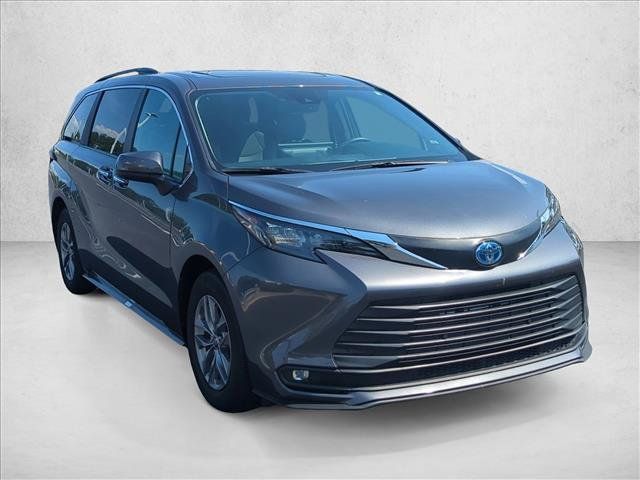 Used 2025 Toyota Sienna XLE FWD image 3