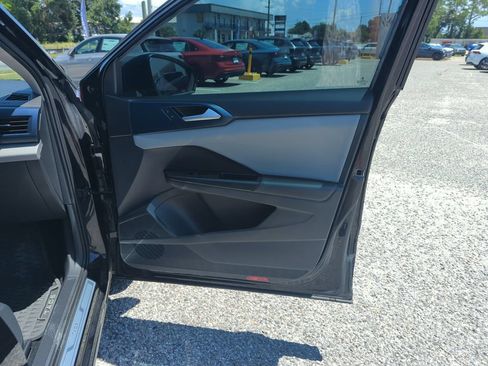 Used 2023 Volkswagen Taos SE w/ Panoramic Sunroof Package FWD image 34