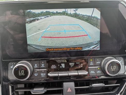 Used 2025 Toyota Highlander XLE FWD image 21