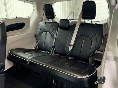 Used 2024 Chrysler Pacifica Limited FWD image 25