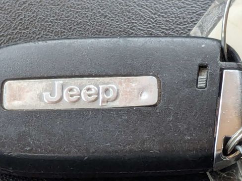 Used 2018 Jeep Cherokee Latitude Plus w/ Comfort/Convenience Group FWD image 39