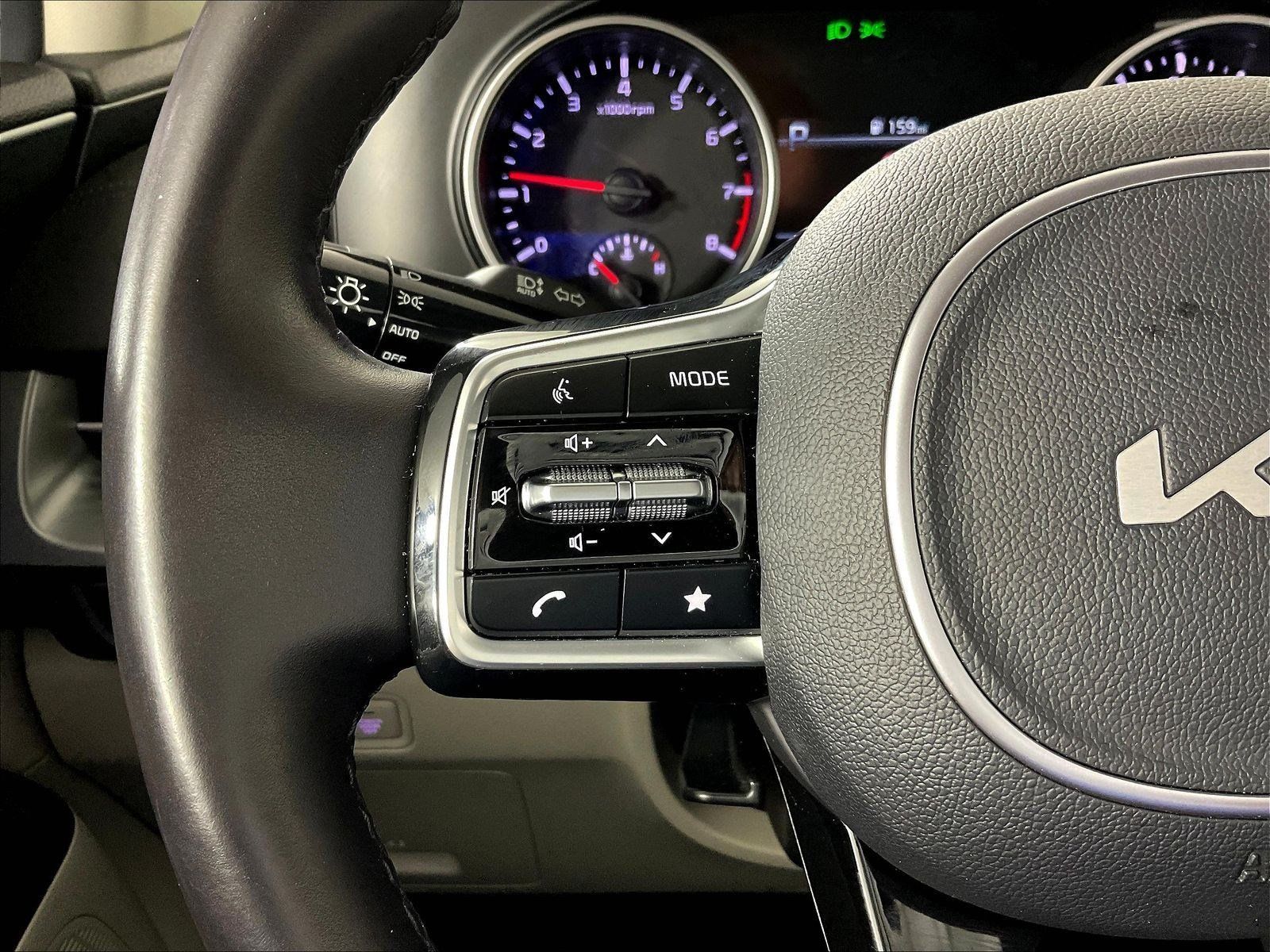 Used 2023 Kia Carnival LX FWD image 11