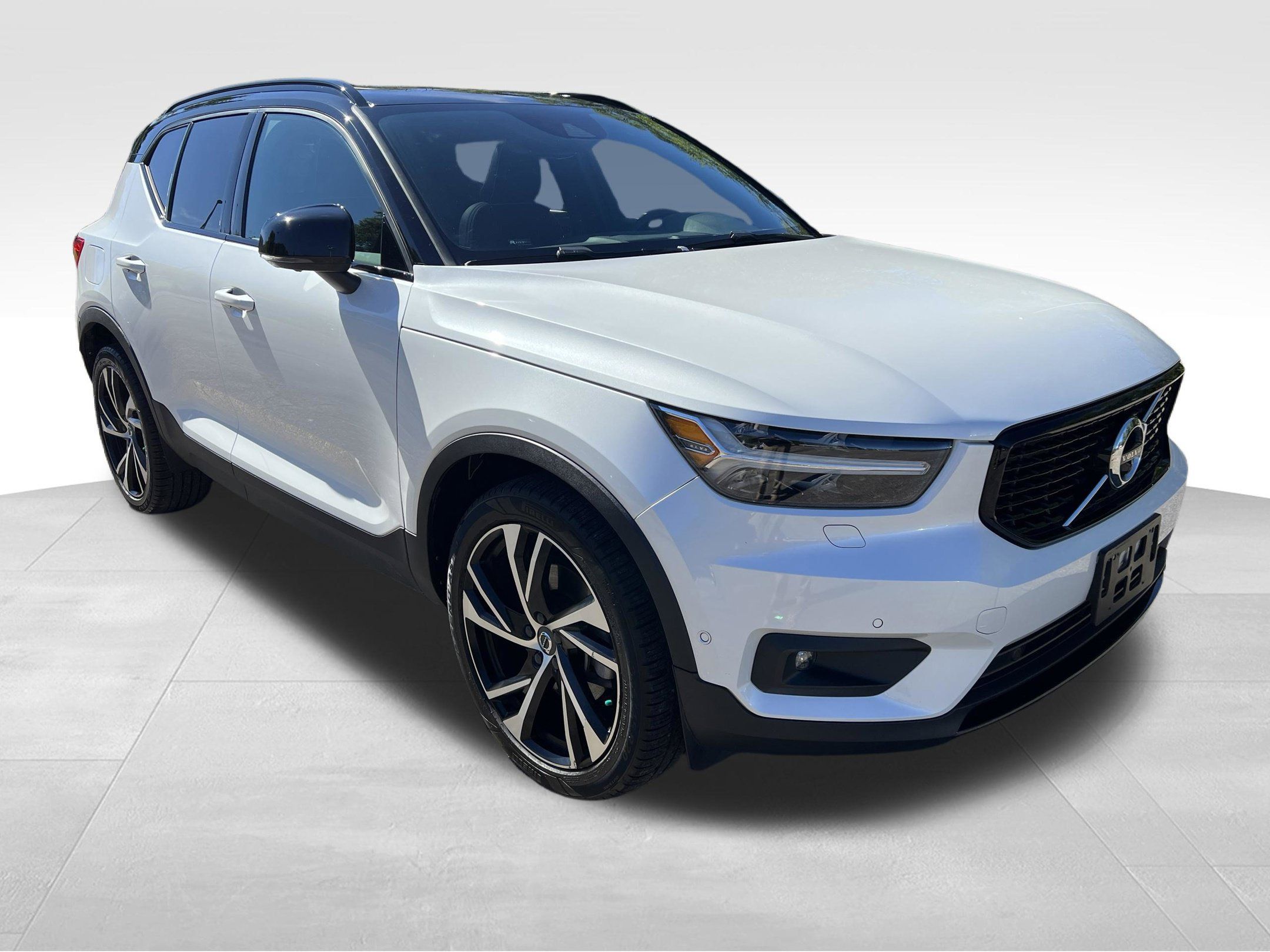 Used 2022 Volvo XC40 T5 R-Design w/ Advanced Package AWD/4WD image 4