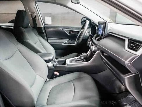Used 2021 Toyota RAV4 LE w/ Carpet Mat Package (TMS) image 15