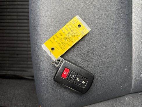 Used 2018 Toyota RAV4 SE w/ Advanced Technology Package image 33