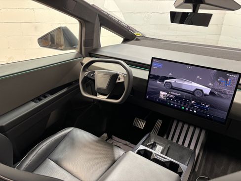 Used 2024 Tesla Cybertruck AWD Crew Cab image 27