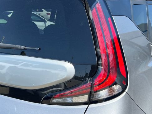 Used 2023 Kia Soul LX w/ LX Technology Package image 18