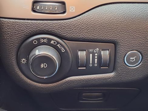 Used 2019 Jeep Cherokee Limited image 19