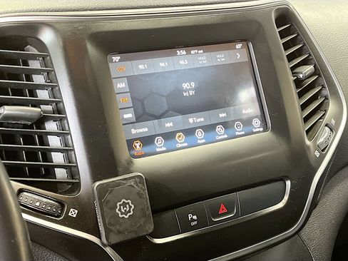 Used 2019 Jeep Cherokee Latitude Plus AWD/4WD image 14