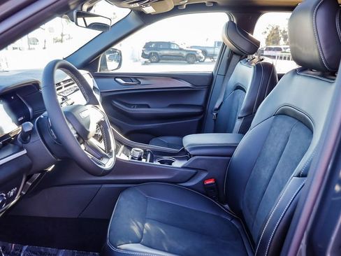 New 2025 Jeep Grand Cherokee Altitude image 19