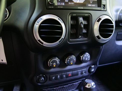 Used 2017 Jeep Wrangler Unlimited Rubicon AWD/4WD image 16