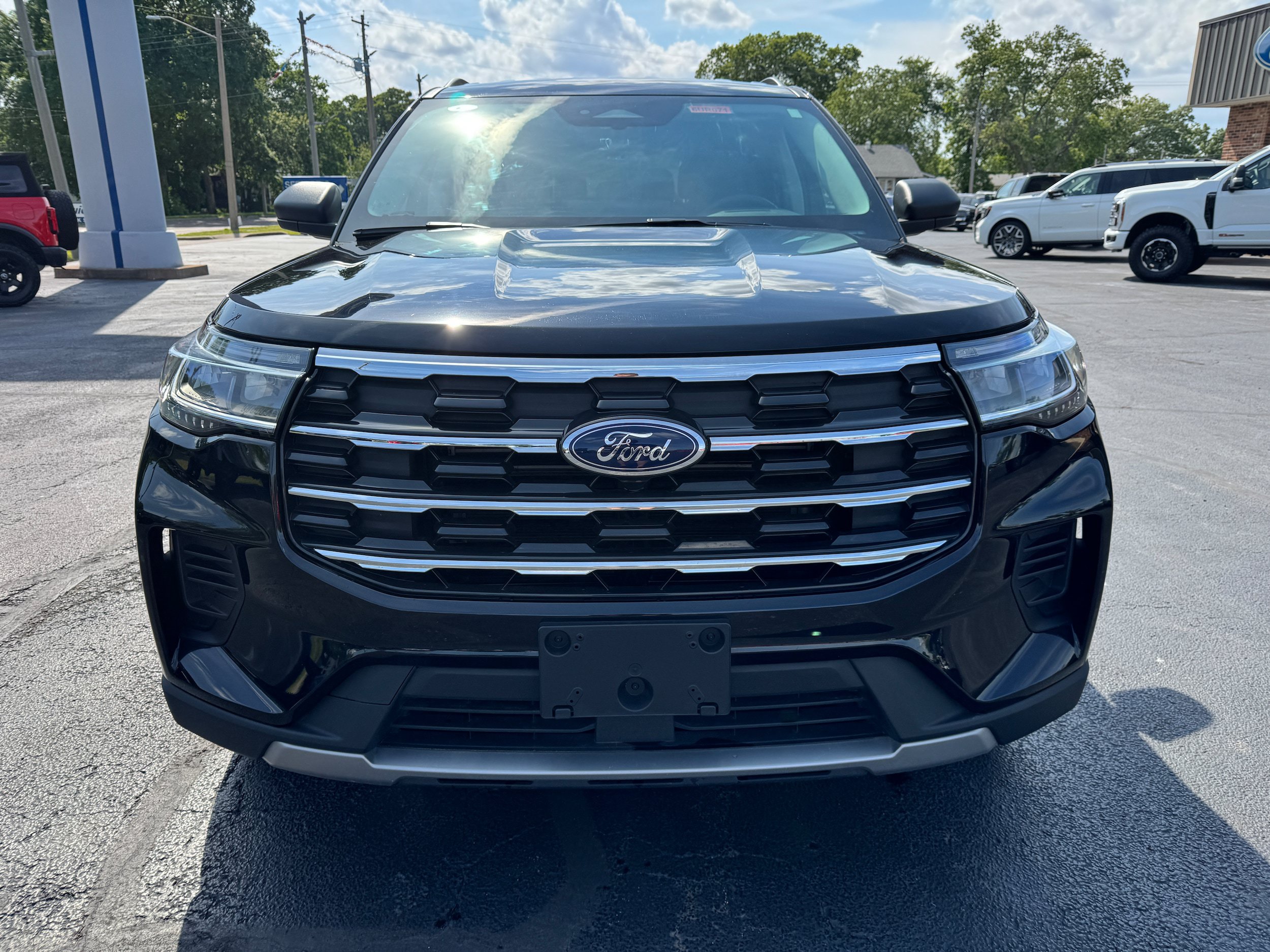 Used 2025 Ford Explorer Active RWD image 2