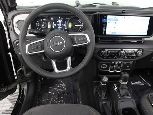 Used 2025 Jeep Wrangler Unlimited Sahara w/ Safety Group AWD/4WD image 10