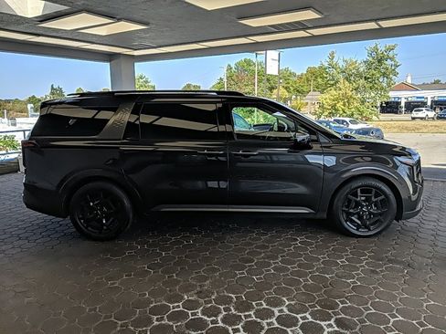 Used 2025 Kia Carnival SX Prestige image 4