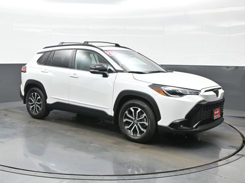 Used 2025 Toyota Corolla Cross AWD Hybrid w/ Moonroof Package image 8