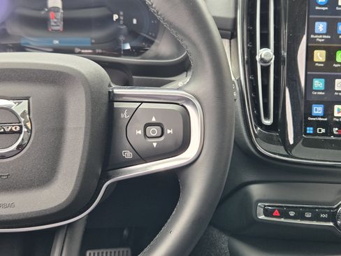 Used 2025 Volvo XC40 B5 Plus image 40