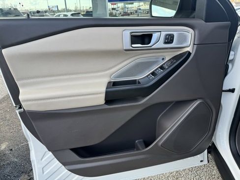 Used 2020 Ford Explorer Platinum w/ Premium Technology Package image 19