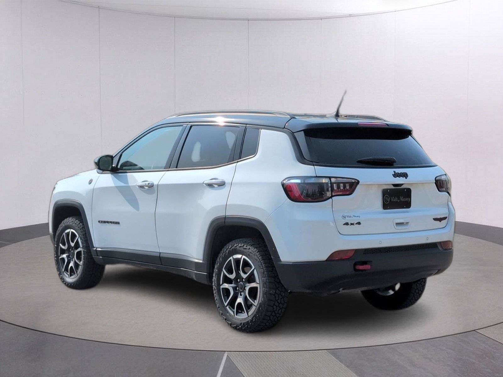 Used 2025 Jeep Compass Trailhawk AWD/4WD image 3
