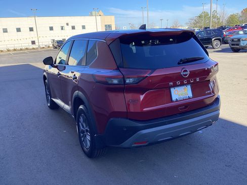 Used 2023 Nissan Rogue S image 5