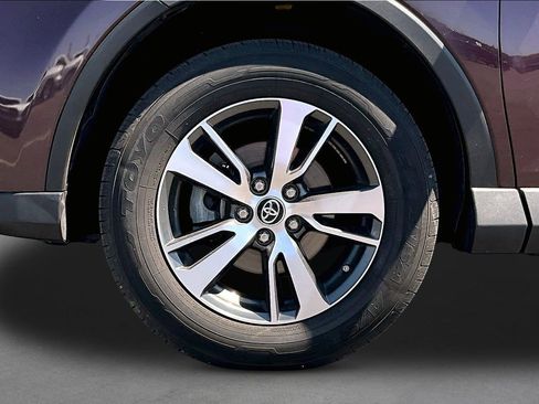 Used 2018 Toyota RAV4 XLE AWD/4WD image 5